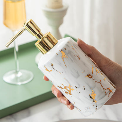 Kit de baño de cerámica con acabado en mármol blanco y dorado