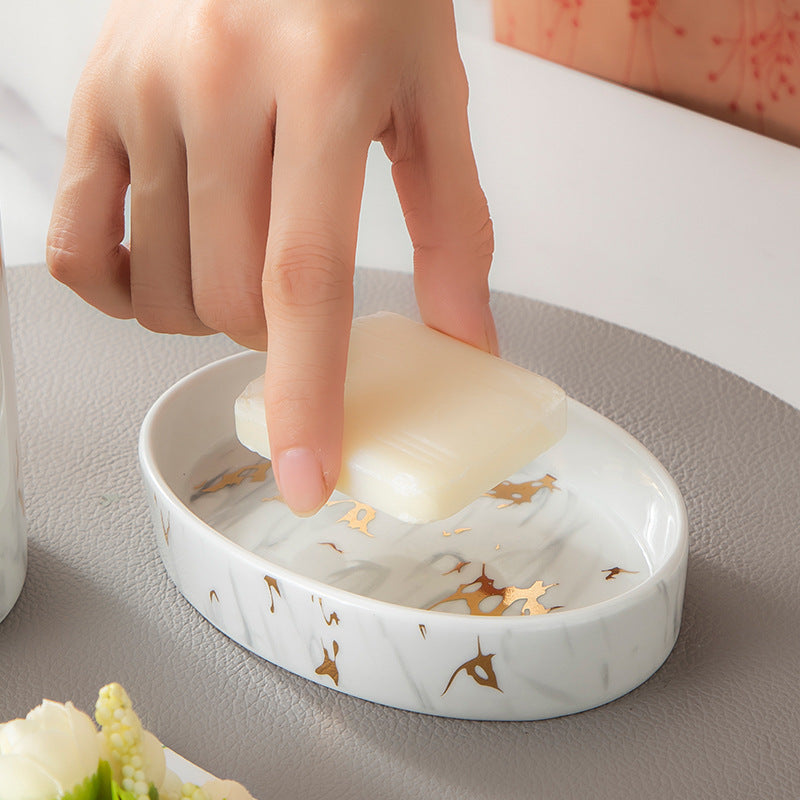 Kit de baño de cerámica con acabado en mármol blanco y dorado
